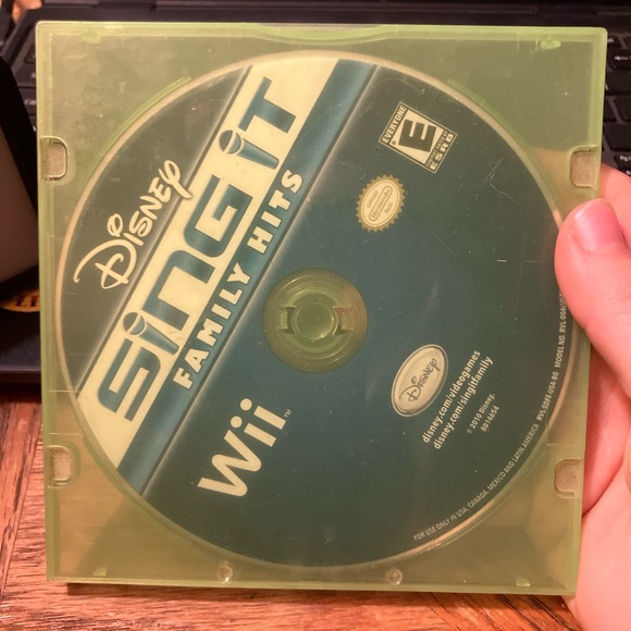 Disney Sing It: Family Hits for Wii - Green Case - Picture 1 of 6